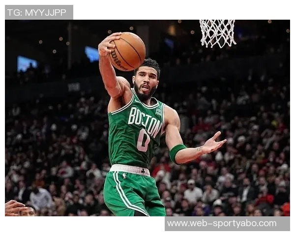 塔图姆复出在防守压力下成功完成单臂扣篮展现强大实力 塔图姆复出在防守压力下成功完成单臂扣篮展现强大实力